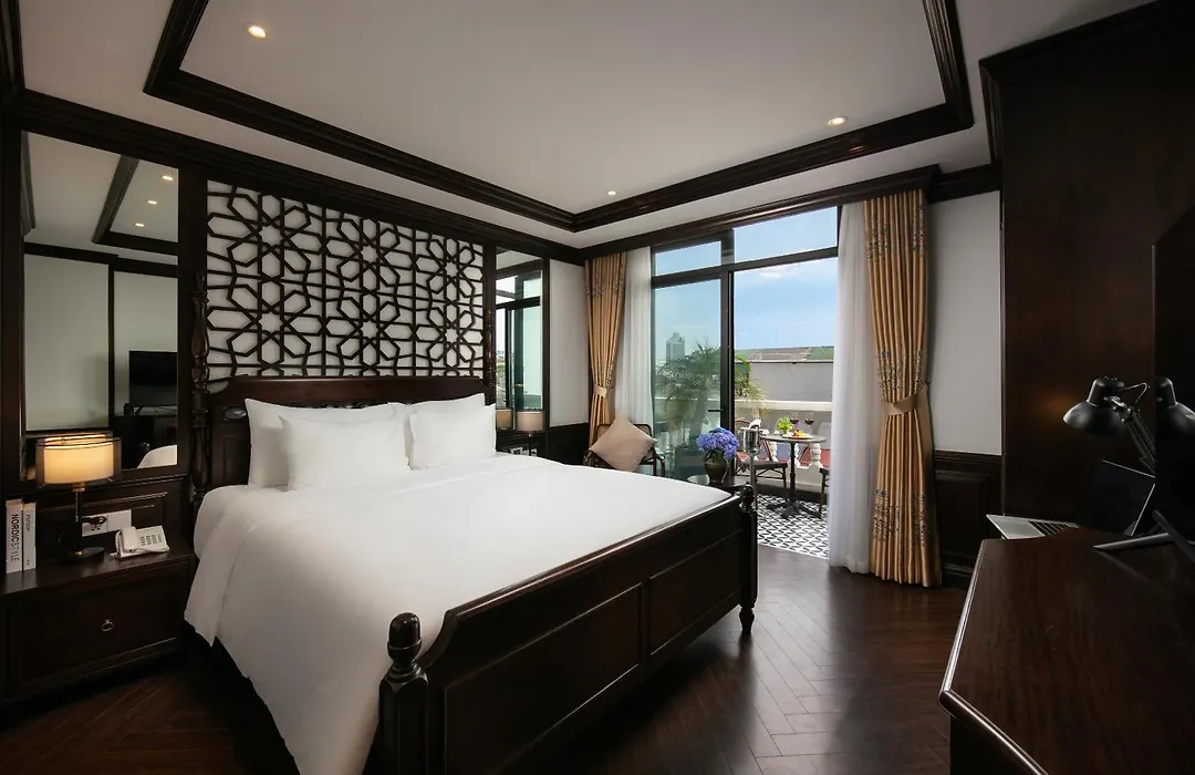 May De Ville Crown Hotel-1
